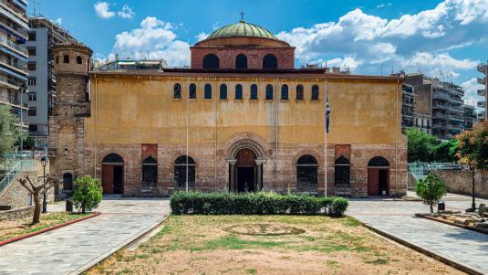 Die Agia Sophia – ein stilles Wahrzeichen im Herzen Thessalonikis Frontansicht der byzantinischen Kirche Agia Sophia in Thessaloniki mit Ziegelfassade und Vorplatz