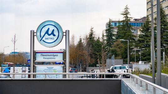 Panepistimio ist die nächstgelegene Station zum Byzantinischen Museum der Stadt metro-thessaloniki-panepistimio-oben