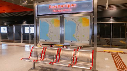 Mitten im Universitätsviertel gelegen, verbindet Panepistimio Bildung und Kultur in einem Knotenpunkt metro-thessaloniki-panepistimio-plattform