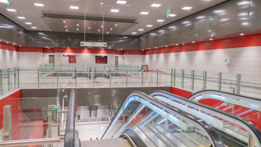 Zu Fuß gelangt man von Panepistimio zur bekannten Skulptur der Regenschirme von Zongolopoulos metro-thessaloniki-panepistimio-zwischenebene