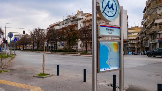 Papafi befindet sich in einem Bereich mit starkem Bezug zur Stadtentwicklung des 20. Jahrhunderts metro-thessaloniki-papafi-schild-oben